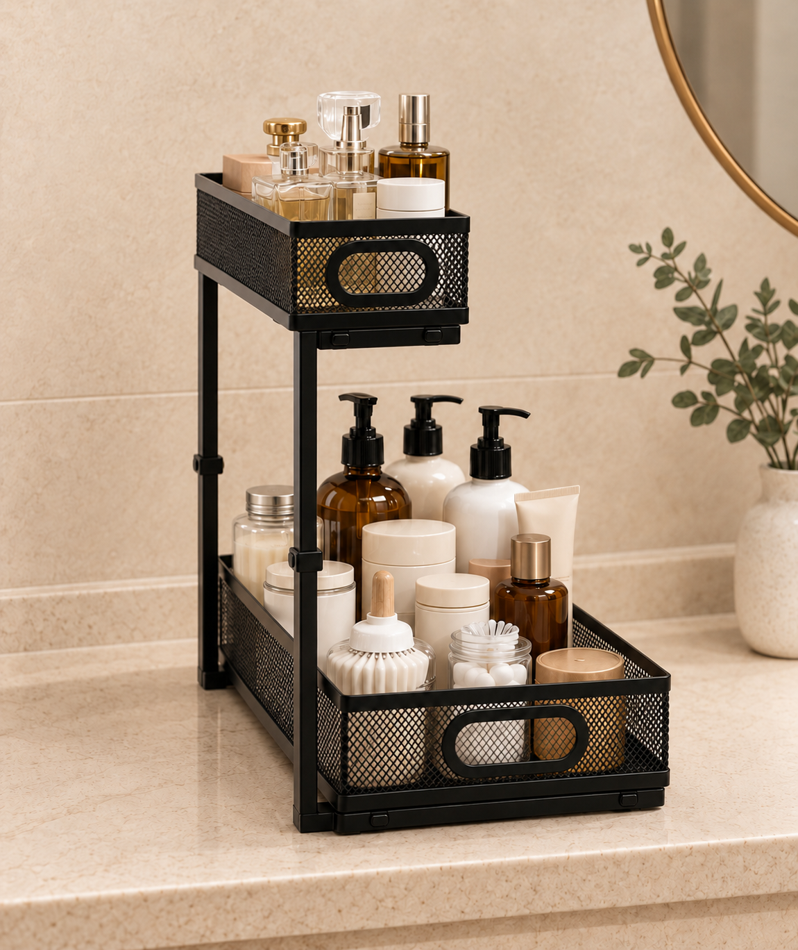 Organizador negro QILORA en el baño, con productos de higiene y cuidado personal